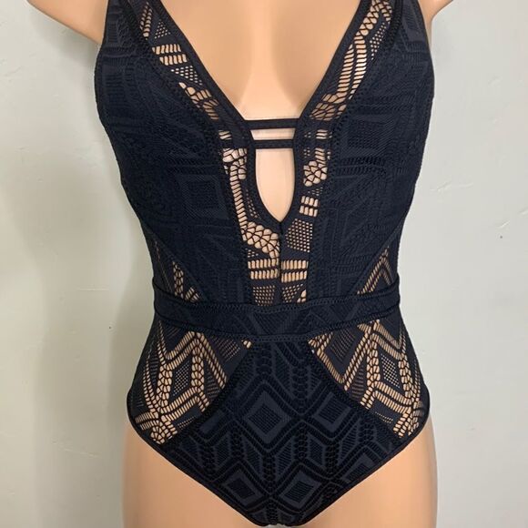 BECCA Keyhole plunge crochet swimsuit. NWT - Picture 10 of 13